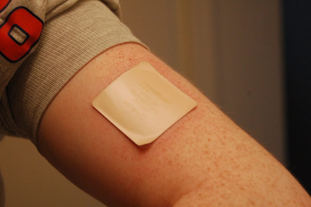 Patch nicotinique collé sur le haut d'un bras