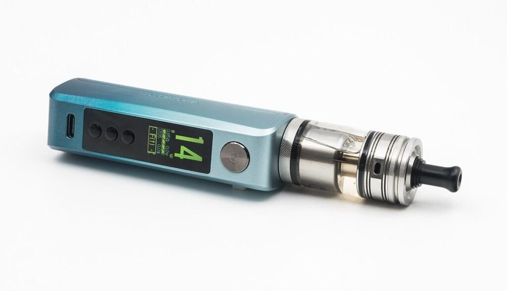 Cigarette électronique à box bleue avec écran et clearomiseur, posée sur fond blanc