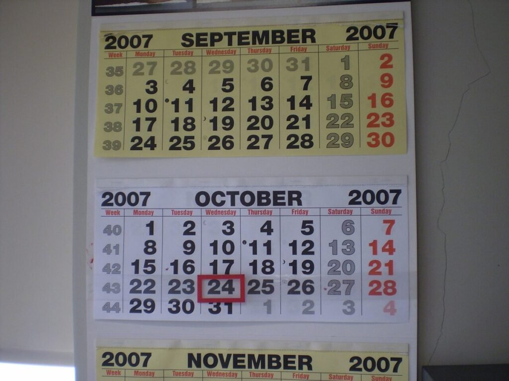Calendrier mural avec une date entourée en rouge